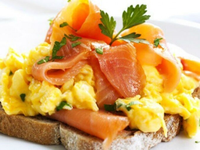 Huevos revueltos con salmón