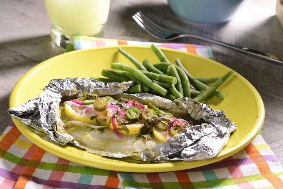 Pescado empapelado con ensalada de ejotes