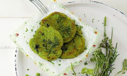 Tortitas de guisantes con chiles secos