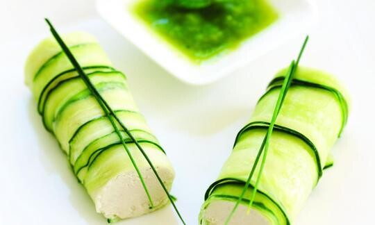 Rollos de pepino con "queso de cabra" y salsa de menta