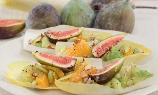 Ensalada de endivias e higos con apio blanqueado y aguacates
