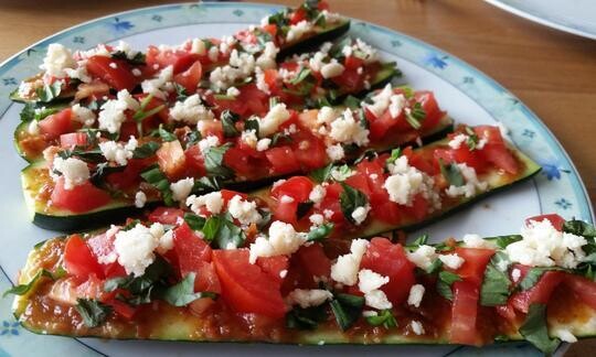 Pizza crudivegana de calabacín con nueces de macadamia