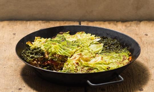 Col de Saboya al horno con espelta, zanahorias y tomate