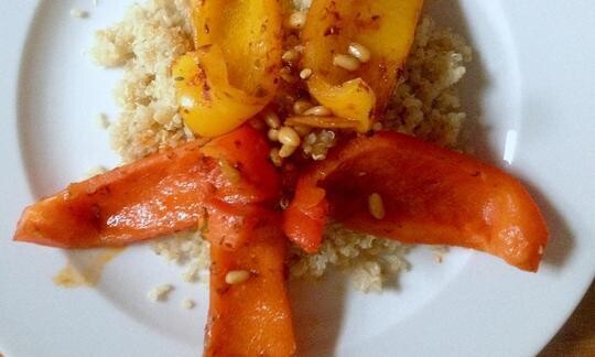 Pimientos estofados con piñones y quinua