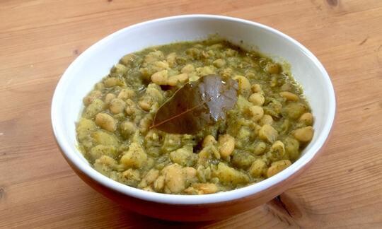 Guiso de patatas y alubias con eneldo