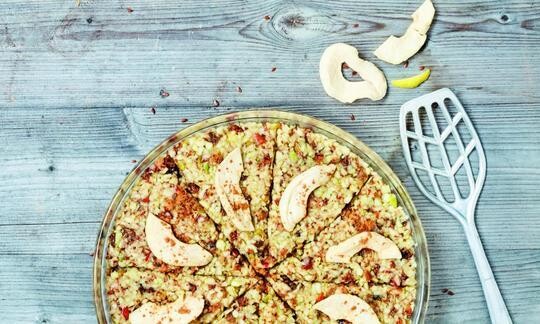 Pastel de manzana crudivegano con nueces y dátiles