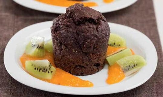 Cupcakes de chocolate y chía con fruta