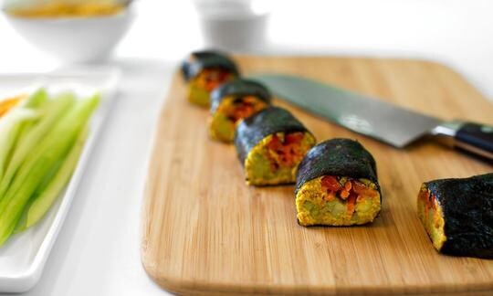 Rollitos de nori con crudités y paté de jengibre y almendras
