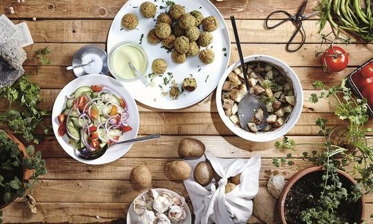Falafel con patatas asadas, ensalada de pepino y aliño