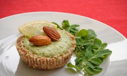 Tartaletas crudas con hojas de moringa, limón y maracuyá