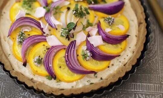 Quiche de calabacín con salsa de anacardos y cebollas