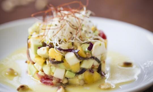 Tartar de mango y «mozzarella» con aguacate y tomates cherry