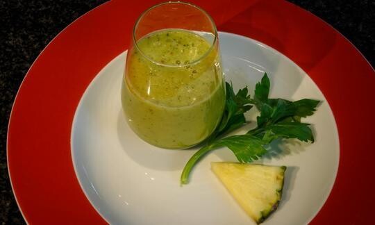Batido de piña y apio para empezar bien el día
