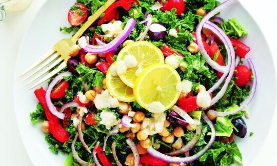 Ensalada griega de col rizada con garbanzos y aceitunas