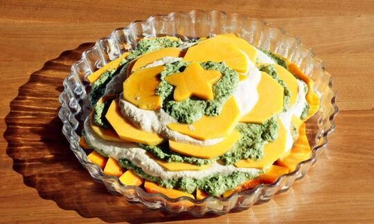 Lasaña de calabaza con crema de anacardos y pesto de col