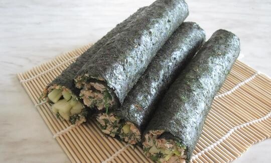 Sushi crudo con relleno de apio
