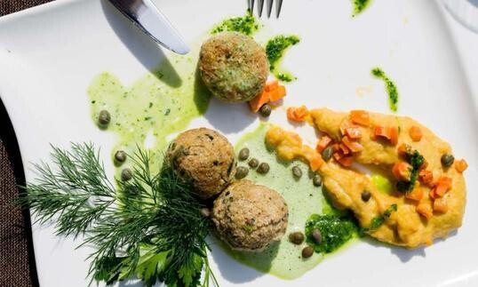 Albóndigas de alcaparras con puré de zanahoria y vino blanco