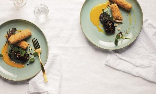 Croquetas de anacardo ahumado con panko y remolacha glaseada