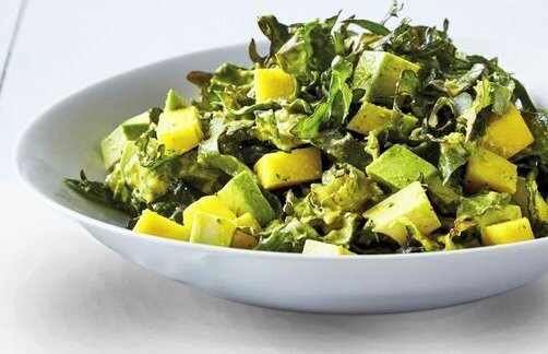 Ensalada de mango, aguacate y col con jengibre