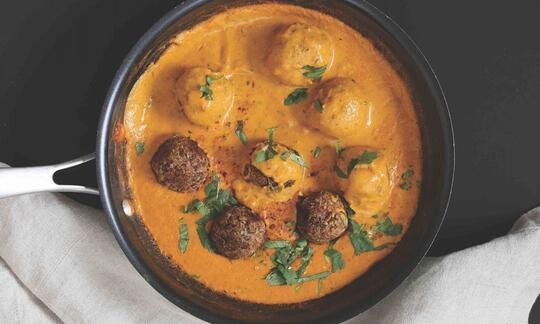 Albondigas de lentejas con salsa masala, jengibre y cilantro