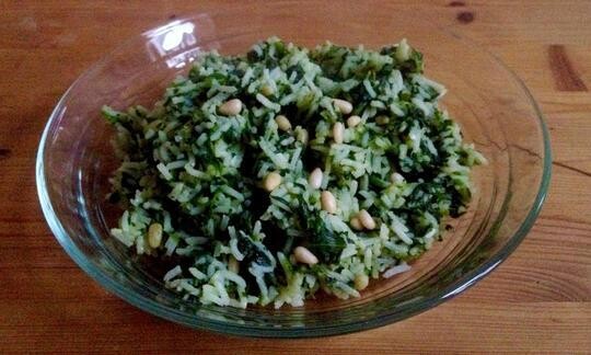 Arroz con espinacas y piñones