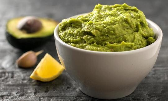 Crema crudivegana de aguacate y ajo con sabor umami