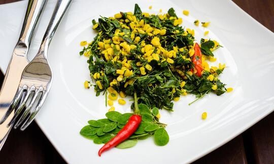 Curry indio de hojas de moringa con moong dal y comino