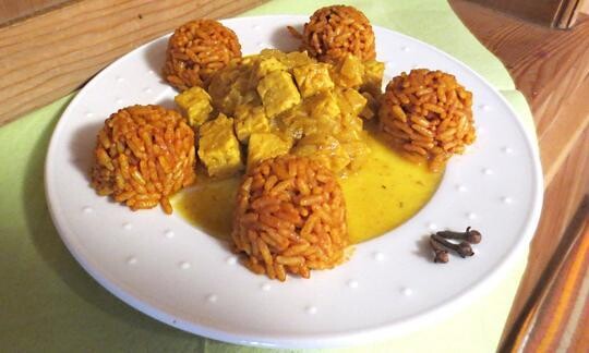 Tempeh a la naranja con curry y arroz especiado