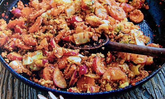 Salteado de okara, rabanitos y repollo
