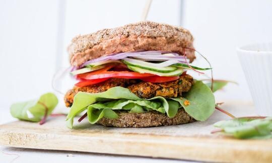Hamburguesa crudivegana Zuccoti Park con batatas