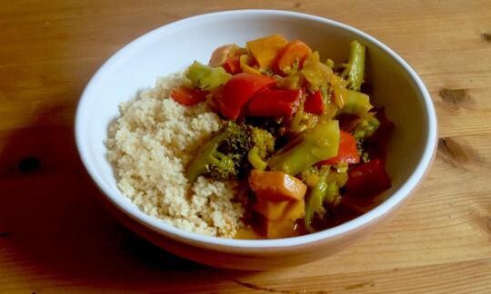 Curry rojo tailandés vegano con brócoli y batatas