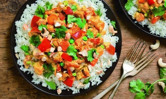 Curry cremoso de verduras con jengibre fresco y anacardos