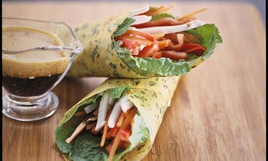 Rollitos de mango con coco, verduras y hierbas aromáticas