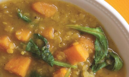 Dal de batatas con espinacas y cúrcuma