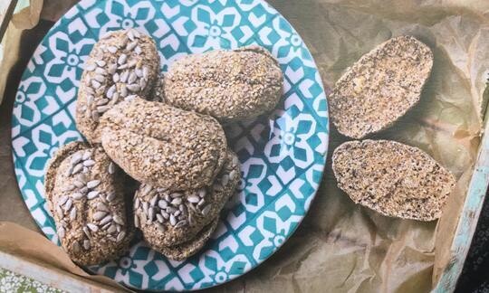 Panecillos crudiveganos con almendras y linaza