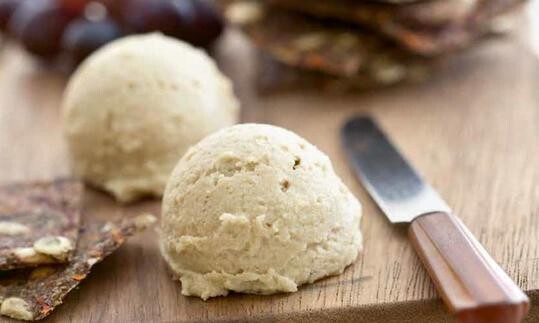 Queso vegano de anacardos con miso y aceite de coco