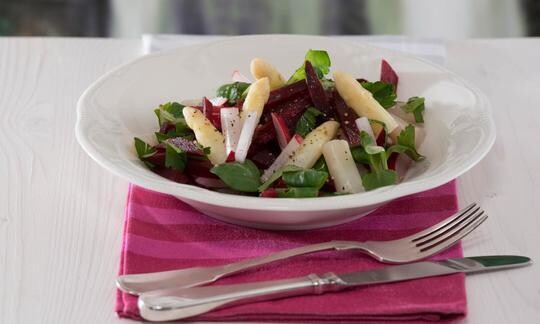 Ensalada de espárragos con rabanitos