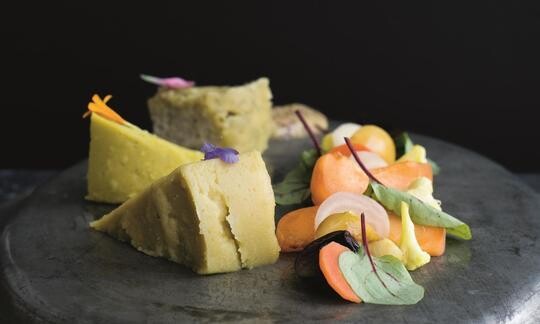 Frutas de temporada. Semillas de mostaza. Chips de hinojo