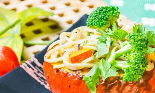 Pasta con salsa de coco, calabaza, champiñones y brócoli