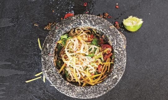 Saludable ensalada Som Tam de papaya verde y judías de metro