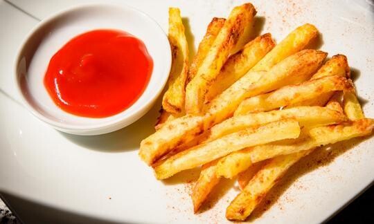 Patatas al horno caseras y bajas en grasa