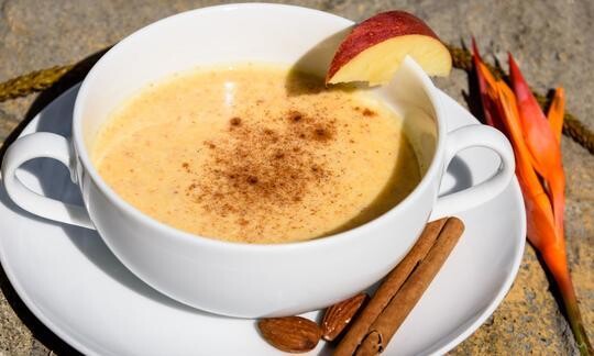 Puré cremoso de calabaza y manzana con canela y nuez moscada