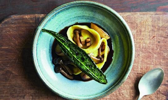 Tortellini saludables de nueces con reducción de vino y seta