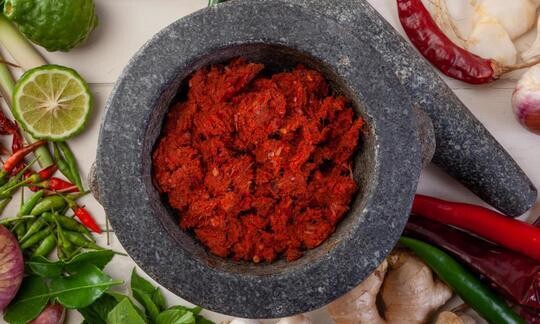 Pasta de curry rojo con jengibre y hojas de lima kafir