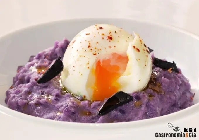 Puré de patata violeta  y huevo mollet