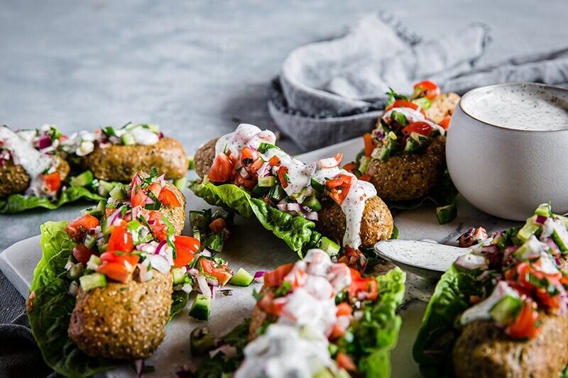 Envolturas de kebab vegano Keto con salsa de ajo