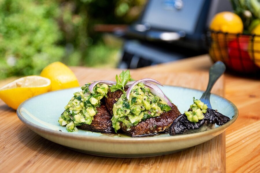 Filetes Portobello con chimichurri de aguacate