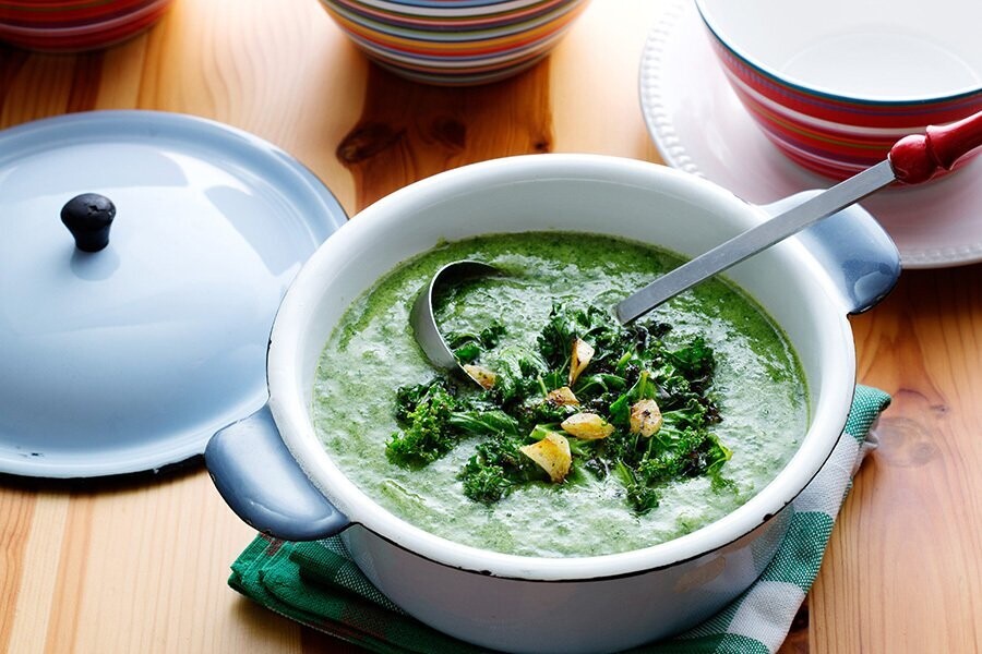 Sopa vegana de col rizada y espinacas