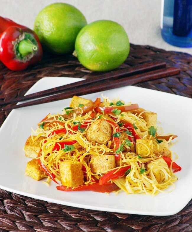 Fideos de arroz con salteado de tofu y pimiento