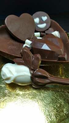 Medio Corazón de Chocolate con Mega Bombones y Rosa.